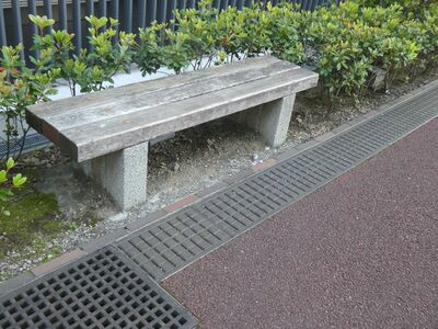 昭和大学北部病院前のベンチ
